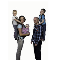 Parents avec le piggyback rider et des enfants